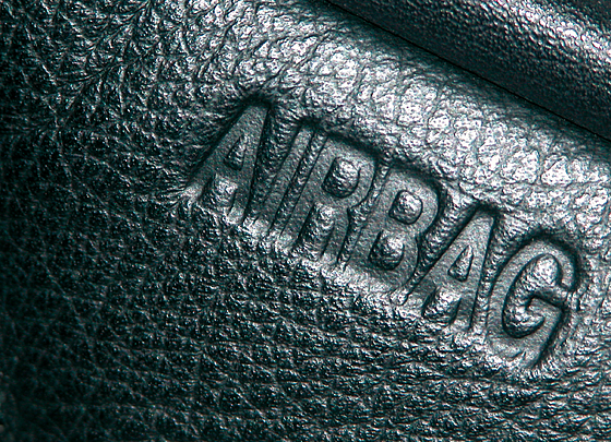 Detalle de las letras del airbag de un vehículo de la industria automovilística y aeronáutica