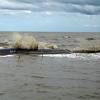 Groynes y espigones en el mar con olas para la protección costera