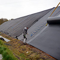 Colocación de geotextiles a lo largo de una autopista: Protección eficaz de las aguas subterráneas en la construcción de carreteras