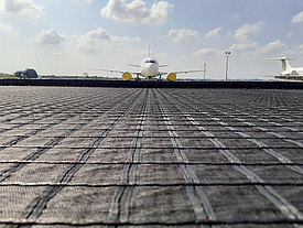 Avión rodando sobre una pista cubierta de HaTelit