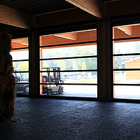 Vista interior de un Lubratec Stabitor desde un almacén con balas de paja