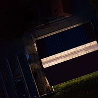 La cresta luminosa como fuente de luz por la noche