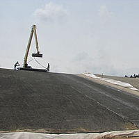 Installation of the NaBento RL-N liner in the embankment