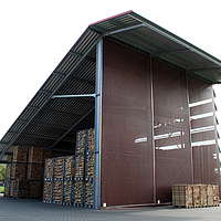 Red de protección contra el viento en un almacén para el corte de madera