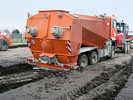Conducción de vehículos pesados de construcción sobre suelos con baja capacidad portante