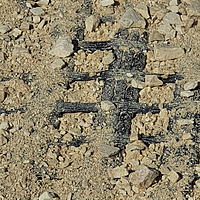 Primer plano desde arriba: Geomalla Fortrac recubierta de grava para reforzar el suelo.