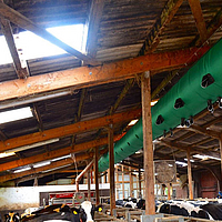 Vista inferior de la manguera de ventilación Tube Air en un establo