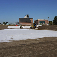 Tektoseal® Clay Bentonite Mat se cubre parcialmente con tierra después de la instalación