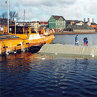 Trabajadores instalan materiales geotextiles para la protección del fondo del puerto