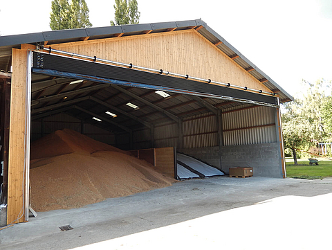 Frente plegable Lubratec como protección contra el viento y la intemperie para el almacén de piensos