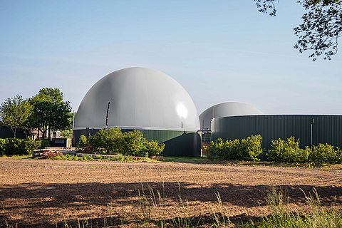 Biogas roof for optimum storage volume with high-frequency welded polyester membranes